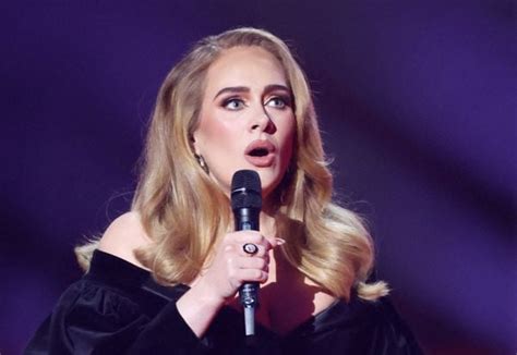 A Conversa Incomodante: Adele e o Hello Que Causou um Furor no Brit Awards