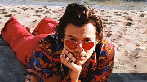 Harry Styles: O Grande Desafio do Watermelon Sugar e o Mistério da Guitarra Dourada!